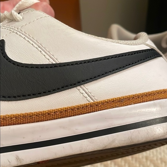 Nike legacy court Youth size 7 fits women size 8-8.5 - Picture 9 of 10